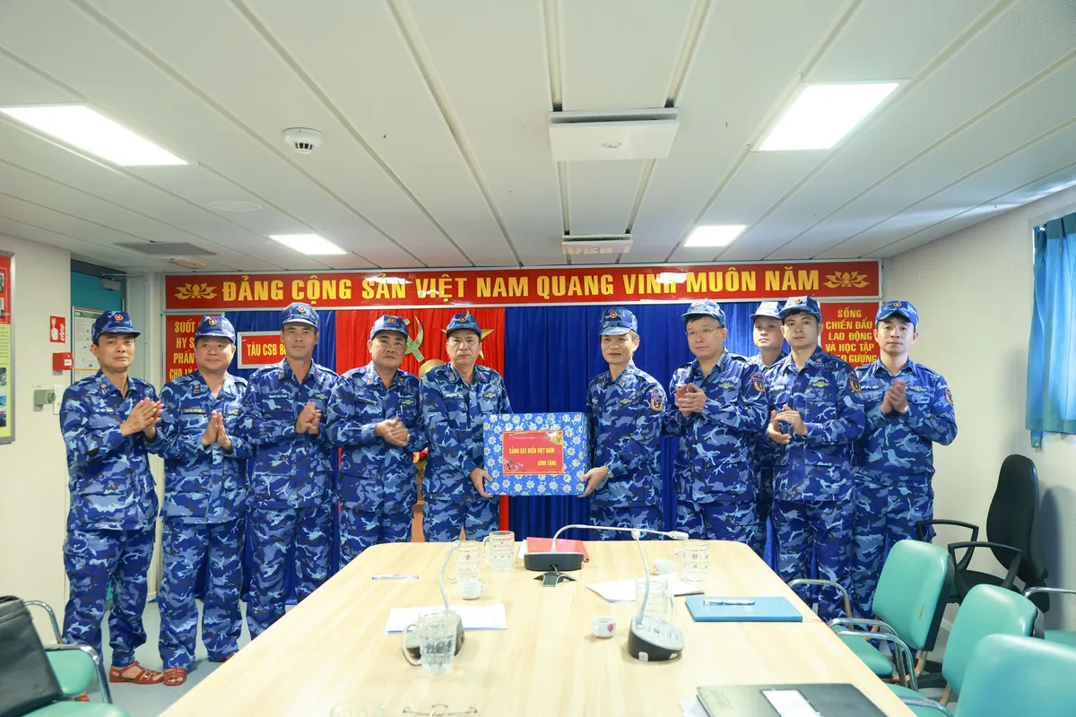 Cảnh sát biển Việt Nam kiểm tra thực tế, quyết liệt ngăn chặn vi phạm IUU tại vùng biển giáp ranh - Ảnh 2.