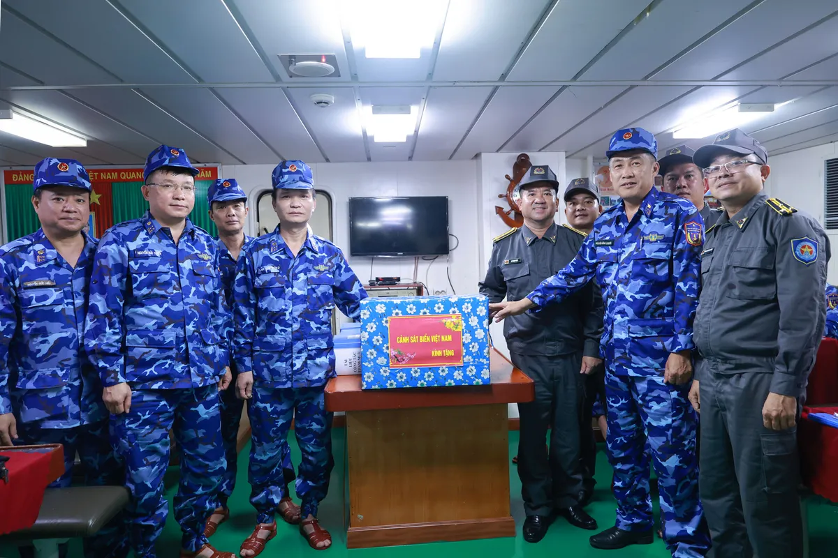 Cảnh sát biển Việt Nam kiểm tra thực tế, quyết liệt ngăn chặn vi phạm IUU tại vùng biển giáp ranh - Ảnh 3.