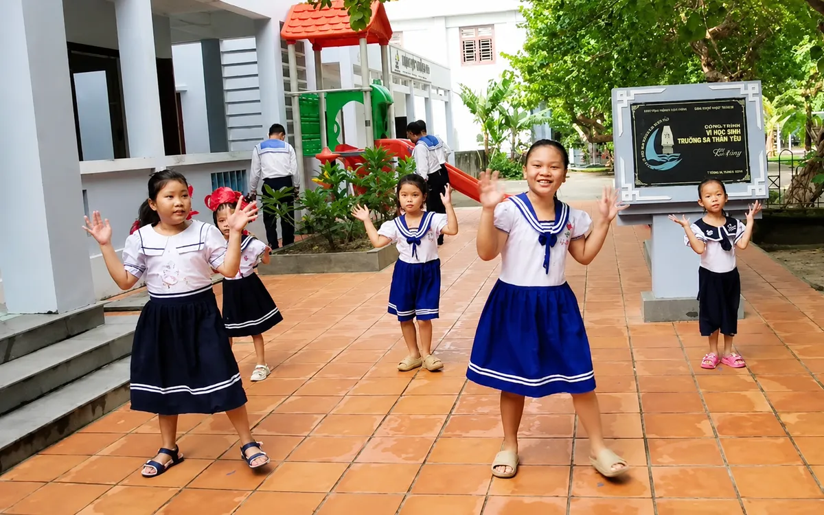 Các em luyện tập văn nghệ chuẩn bị cho Lễ khai giảng năm học mới.