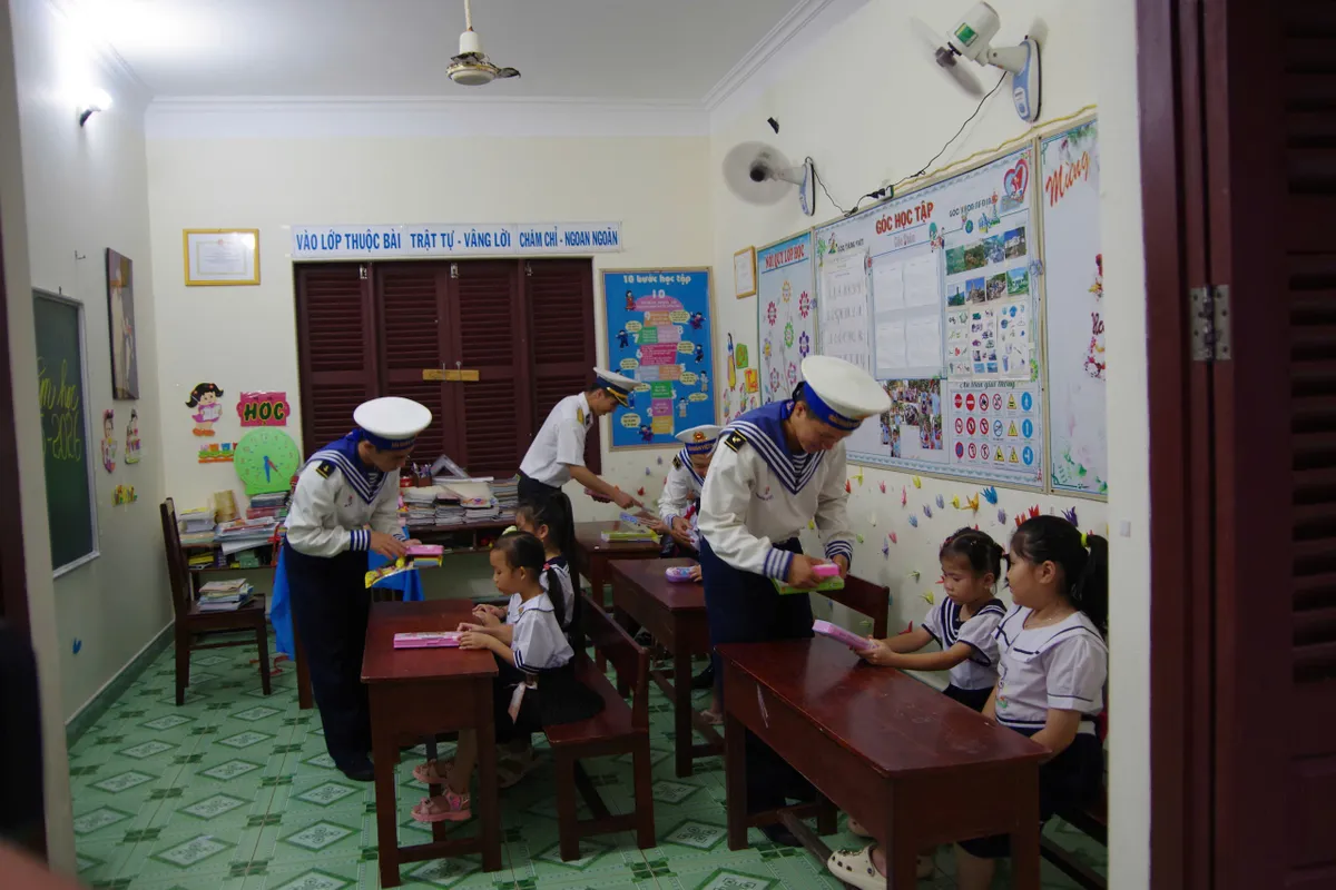 Rộn rã không khí chuẩn bị cho năm học mới nơi đầu sóng Trường Sa - Ảnh 6.