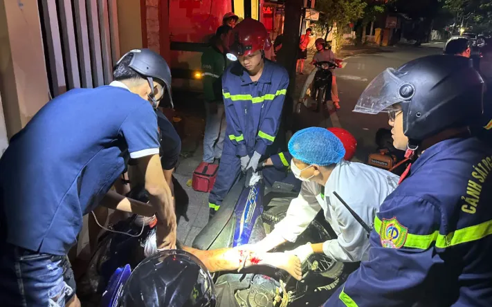 Cán bộ, chiến sĩ Cảnh sát phòng cháy, chữa cháy và cứu nạn, cứu hộ nhanh chóng sử dụng phương tiện, thiết bị giải cứu chân nạn nhân khỏi vị trí mắc kẹt. Nguồn: Bộ Công an