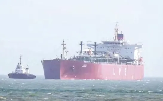 Tàu chở dầu khí tự nhiên hóa lỏng di chuyển qua eo biển Hormuz. (Ảnh: ANI/TTXVN)