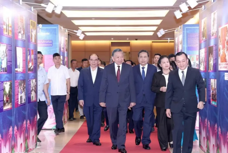 Tổng B&iacute; thư, Chủ tịch nước T&ocirc; L&acirc;m tham quan triển l&atilde;m &ldquo;Những tấm gương b&igrave;nh dị m&agrave; cao qu&yacute;&rdquo; - Ảnh 1.