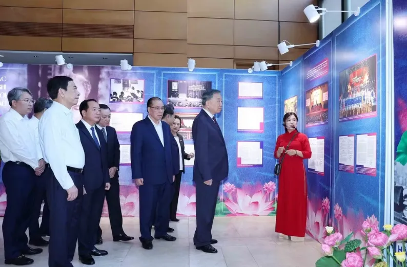 Tổng B&iacute; thư, Chủ tịch nước T&ocirc; L&acirc;m tham quan triển l&atilde;m &ldquo;Những tấm gương b&igrave;nh dị m&agrave; cao qu&yacute;&rdquo; - Ảnh 3.