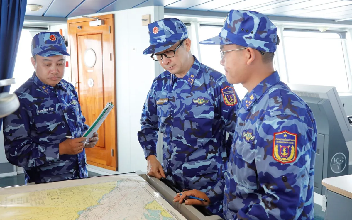 Đại tá, TS. Nguyễn Minh Khánh kiểm tra hải trình trên biển. Ảnh: CSB