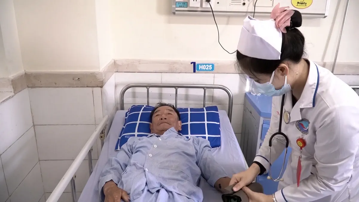 Tiếp nhận, điều trị 3 ngư dân trong vụ chìm tàu trên biển- Ảnh 1. Tiếp nhận, điều trị 3 ngư dân trong vụ chìm tàu trên biển- Ảnh 1.