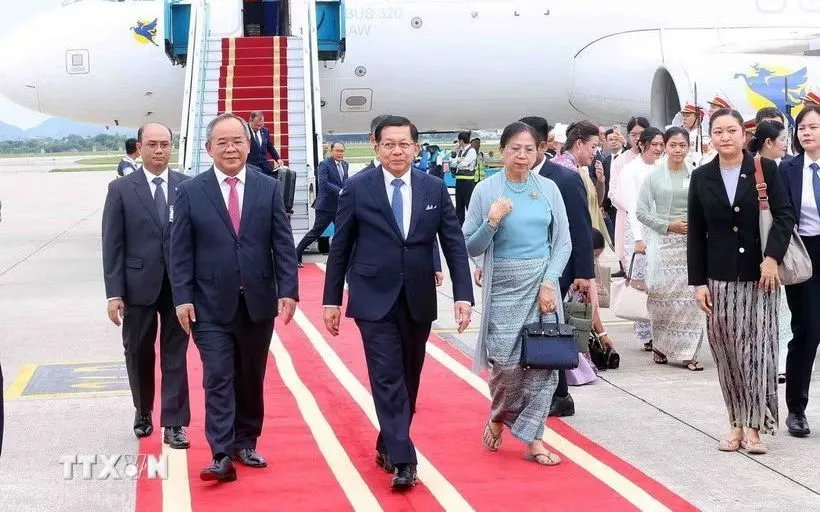 Chủ nhiệm Văn phòng Chủ tịch nước Lê Khánh Hải đón Tổng thống nước Cộng hòa Liên bang Myanmar Min Aung Hlaing và Phu nhân tại sân bay quốc tế Nội Bài, Hà Nội. (Ảnh: Phạm Kiên/TTXVN)
