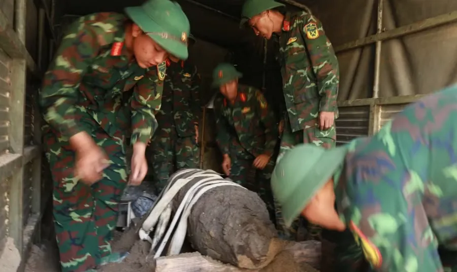 Khai quật, thu hồi quả bom nặng 300kg tại Hải Phòng - Ảnh 1.