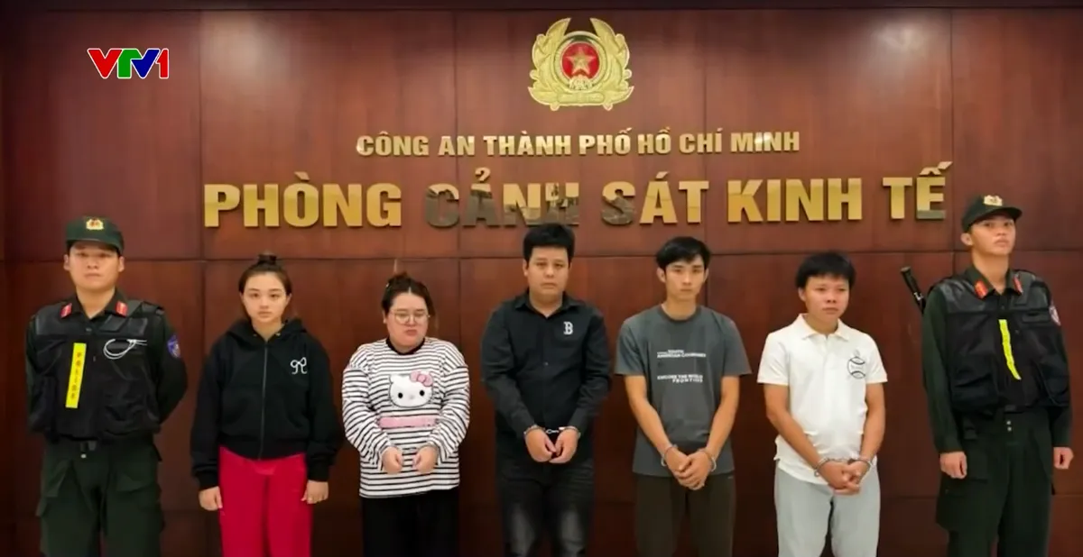 TP Hồ Chí Minh: Triệt phá nhiều đường dây buôn bán dép giả, thu giữ hàng chục nghìn đôi dép giả nhãn hiệu - Ảnh 2.
