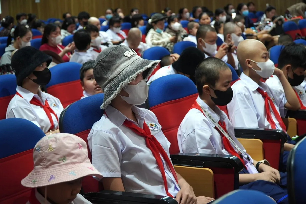 Lễ khai giảng đặc biệt của bệnh nhi ung thư- Ảnh 12.