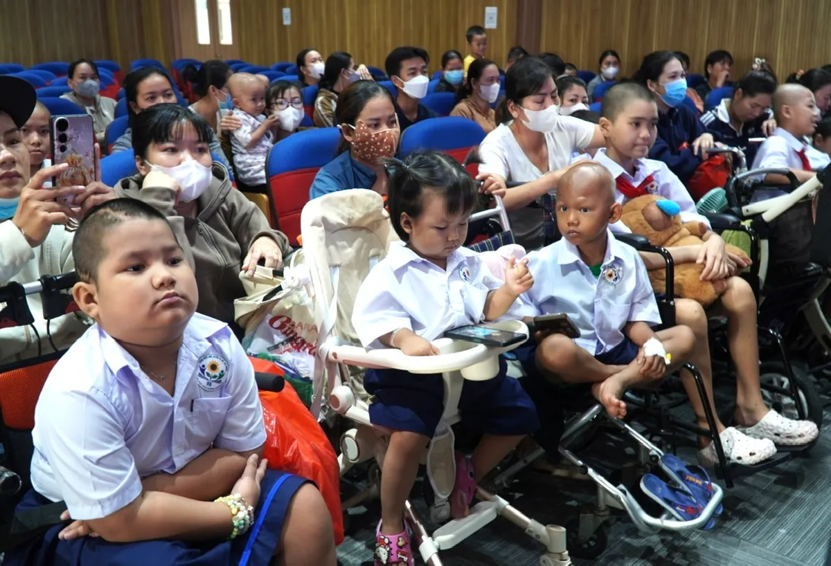 Lễ khai giảng đặc biệt của bệnh nhi ung thư- Ảnh 16.