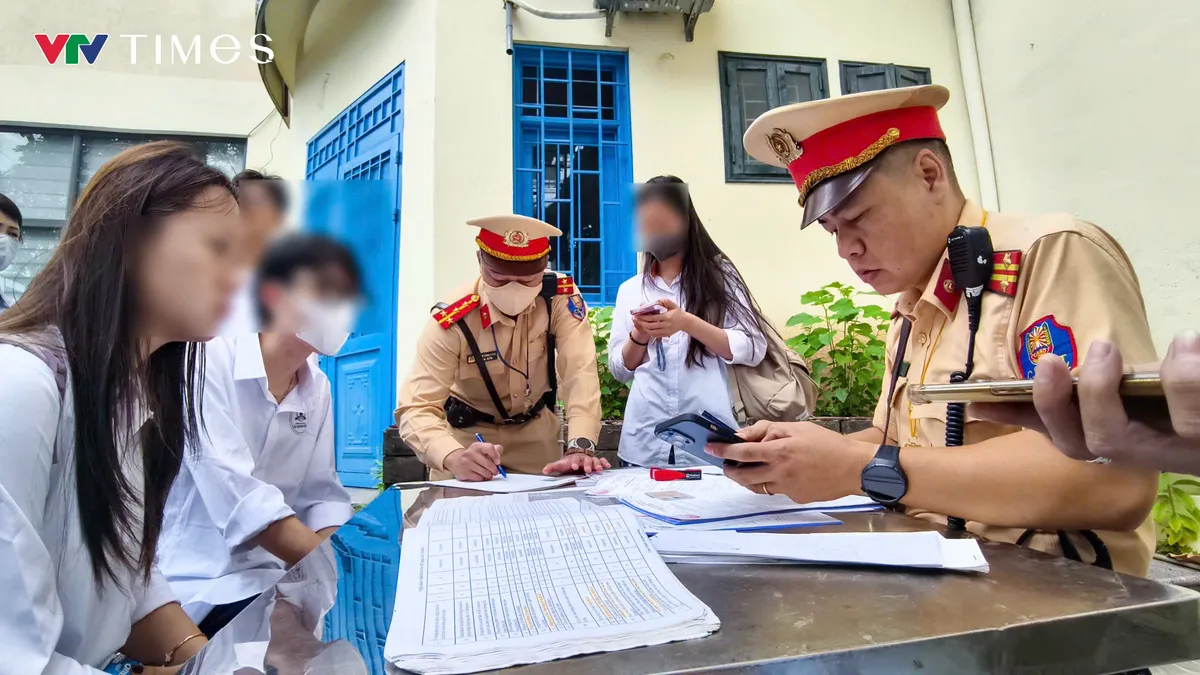CSGT Hà Nội đồng loạt ra quân tuyên truyền, xử lý phụ huynh và học sinh vi phạm giao thông - Ảnh 4.