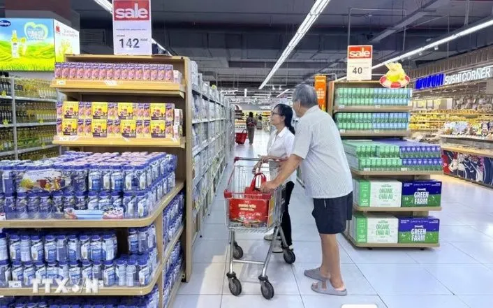 Người dân mua sắm tại siêu thị ở TP. Hồ Chí Minh. (Ảnh: Hương Giang/TTXVN)