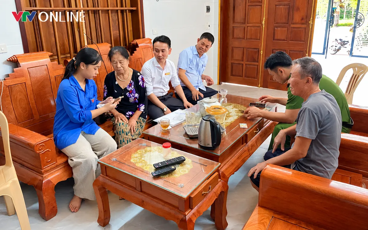 Cán bộ xã Phúc Trạch xuống từng gia đình hướng dẫn người dân thao tác điện thoại thông mình. Ảnh: Nguyễn Quân