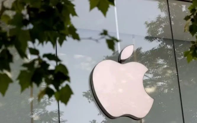 Biểu tượng Apple tại cửa hàng ở Brussels, Bỉ. (Ảnh: THX/TTXVN)