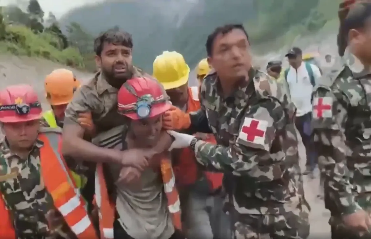 Cứu sống hai c&ocirc;ng nh&acirc;n thủy điện sau 9 ng&agrave;y mắc kẹt do lũ qu&eacute;t tại Nepal- Ảnh 1.