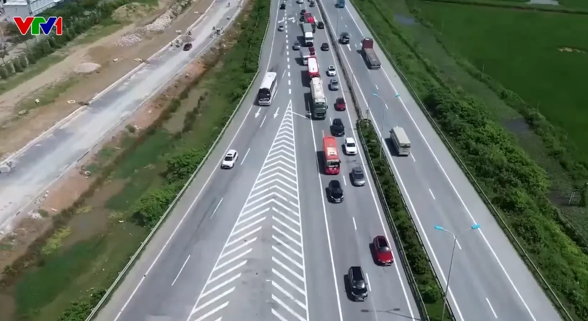 Xử phạt nghiêm xe ô tô chạy chậm, bám làn trái trên cao tốc - Ảnh 1.