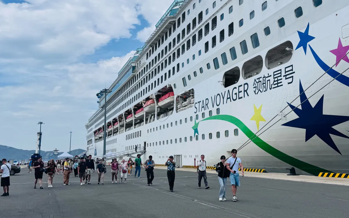 Tàu du lịch Star Voyager đưa gần 1.200 du khách cập Cảng quốc tế Cam Ranh, bắt đầu hành trình tham quan, khám phá các điểm đến nổi bật.