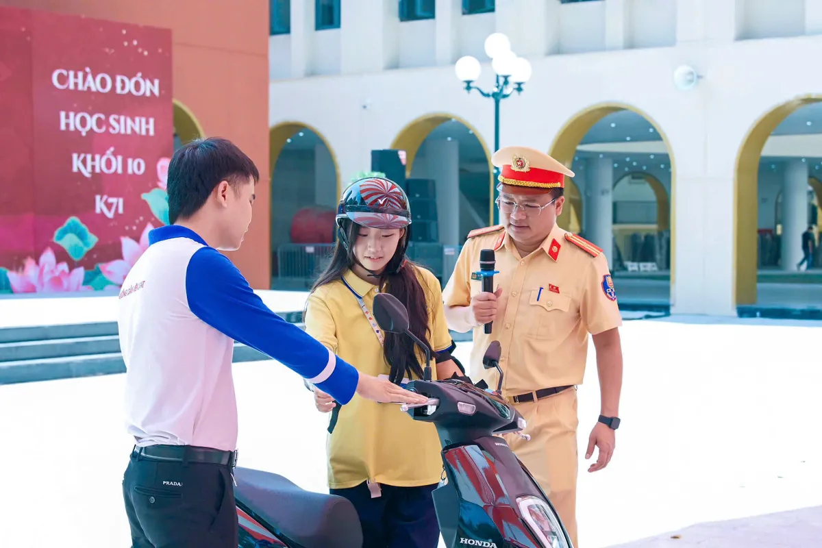 Hà Nội bảo đảm giao thông an toàn, thông suốt trong ngày khai giảng - Ảnh 7.