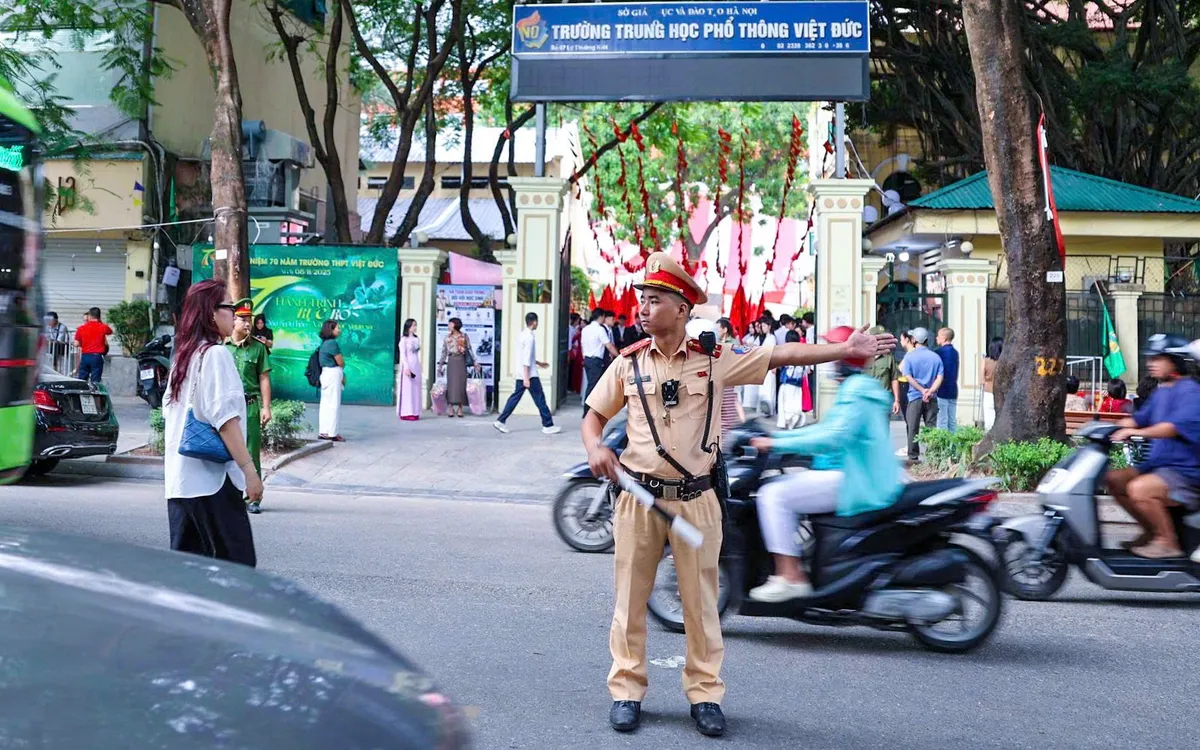 CSGT phân luồng bảo đảm giao thông trong sáng 5/9.