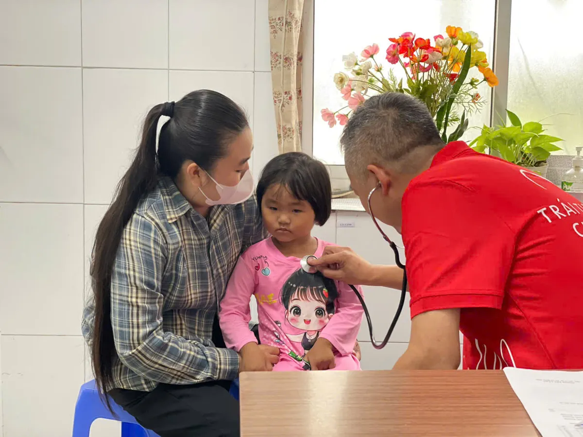 Khám sàng lọc miễn phí, trao cơ hội điều trị tim bẩm sinh cho trẻ em Thành phố Hồ Chí Minh - Ảnh 5.