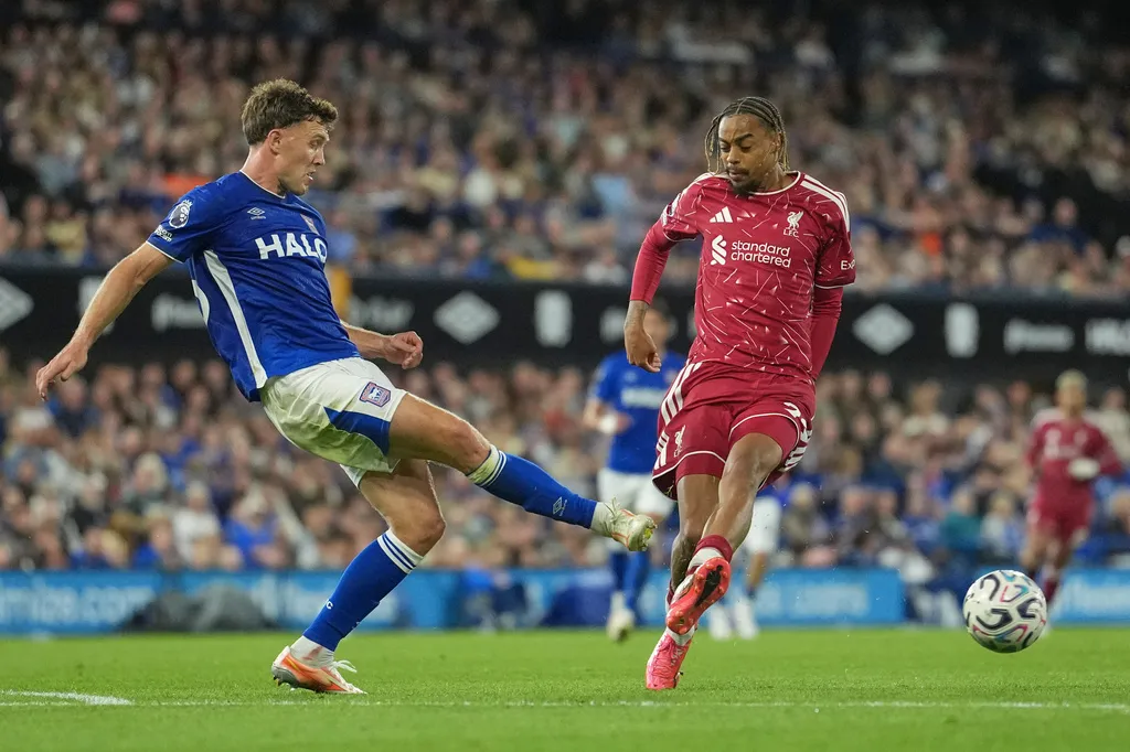 Isak lập c&uacute; đ&uacute;p, Liverpool gi&agrave;nh chiến thắng đầu ti&ecirc;n tại Premier League- Ảnh 1.
