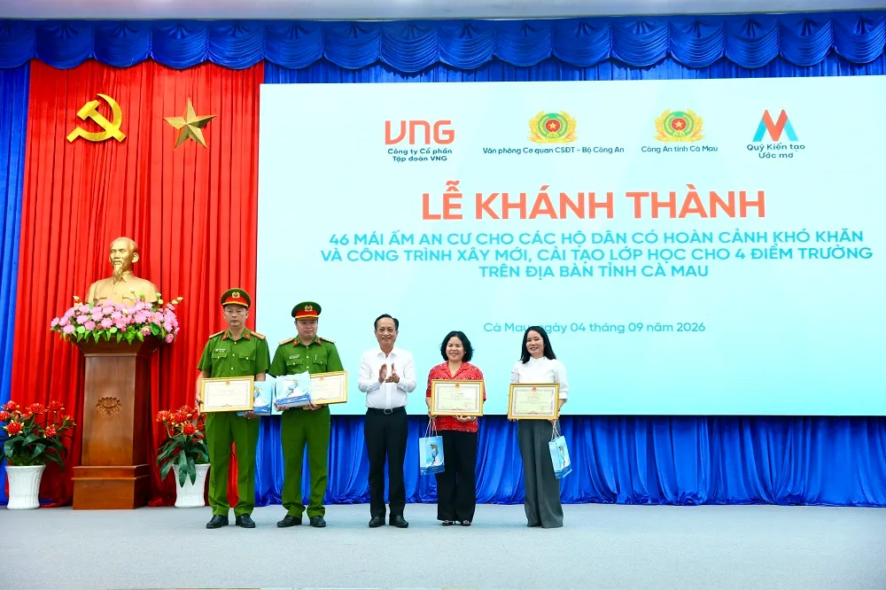 Bàn giao 46 mái ấm an cư, 4 điểm trường và một cầu dân sinh tại Cà Mau - Ảnh 2.