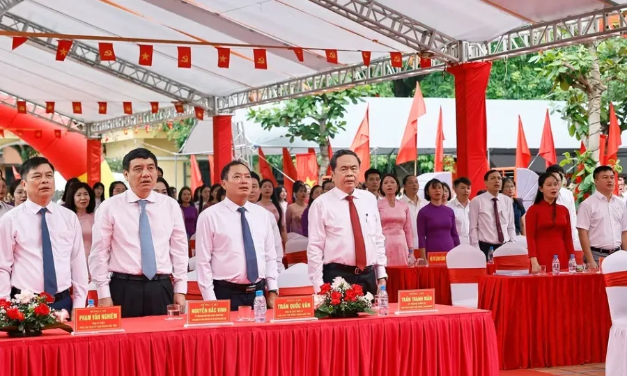 Chủ tịch Quốc hội Trần Thanh Mẫn dự Lễ khai giảng năm học mới tại Hưng Yên - Ảnh 3.