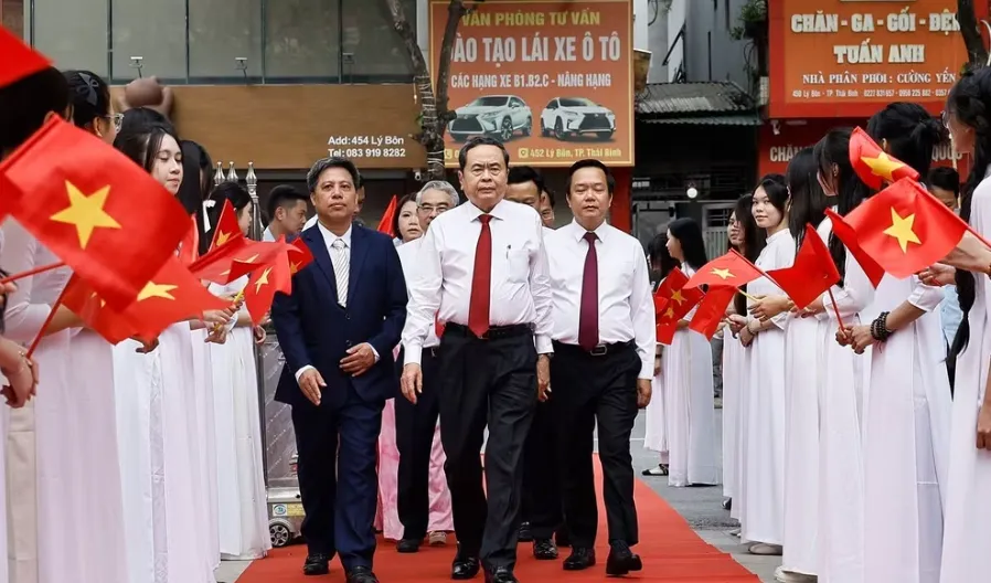 Chủ tịch Quốc hội Trần Thanh Mẫn dự Lễ khai giảng năm học mới tại Hưng Yên - Ảnh 2.