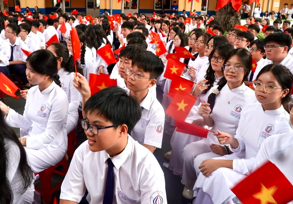 Niềm vui lớn của thầy trò trường THPT Trần Khai Nguyên trong ngày khai giảng - Ảnh 7.