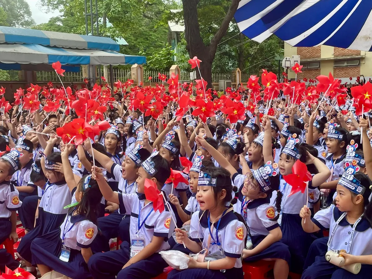 GS.TS Huỳnh Văn Sơn: Xây dựng trường học hạnh phúc, thầy cô cần nhạy cảm, tinh tế- Ảnh 3.