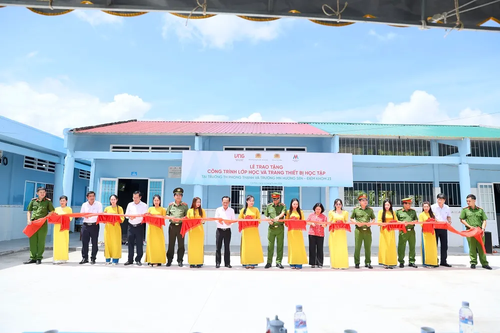 Bàn giao 46 mái ấm an cư, 4 điểm trường và một cầu dân sinh tại Cà Mau - Ảnh 1.