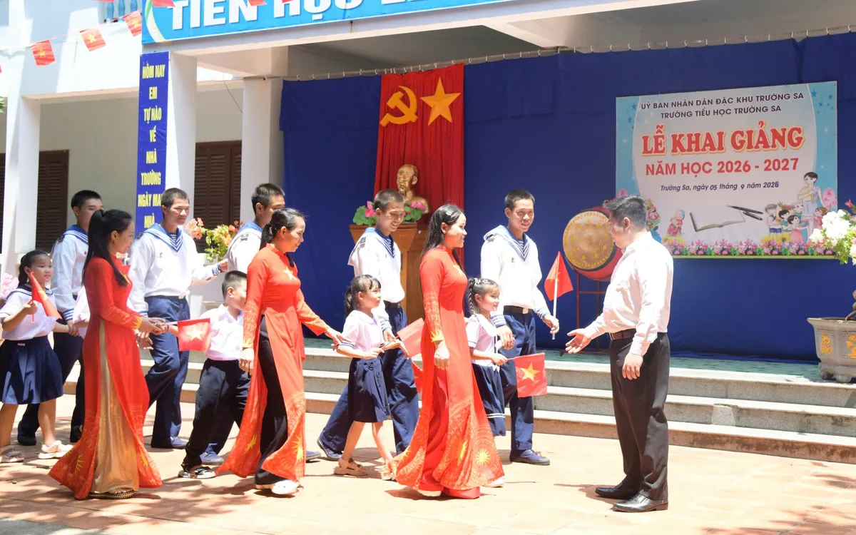 Phụ huynh hân hoan đưa con đến trường.