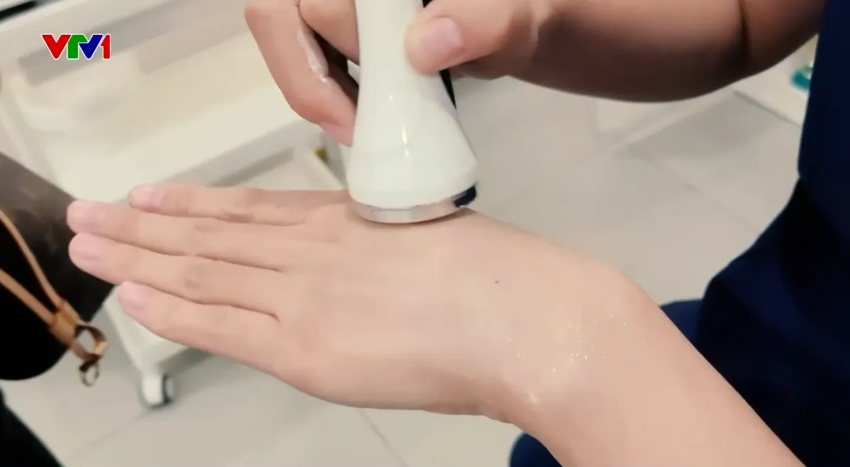 Cẩn trọng dịch vụ &ldquo;l&agrave;m trắng da c&ocirc;ng nghệ cao&rdquo; - Ảnh 2.