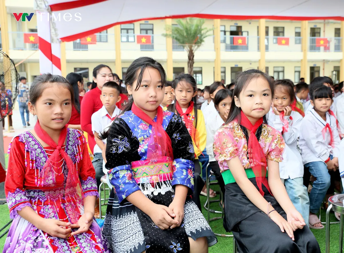 Gửi con vào trường mới, cha mẹ vùng biên trọn niềm vui - Ảnh 6.