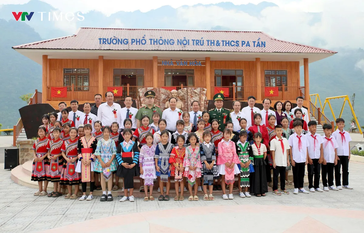 Gửi con vào trường mới, cha mẹ vùng biên trọn niềm vui - Ảnh 3.