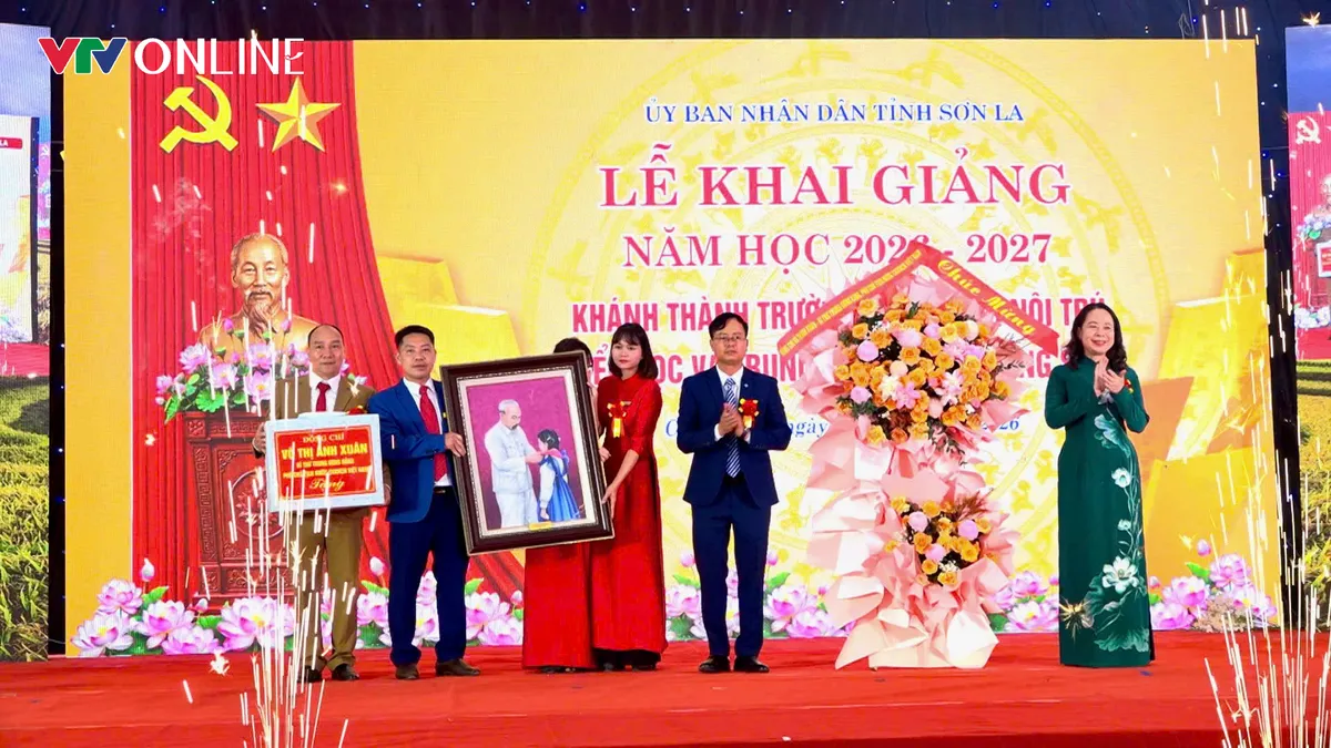 Ph&oacute; Chủ tịch nước V&otilde; Thị &Aacute;nh Xu&acirc;n dự khai giảng tại trường nội tr&uacute; v&ugrave;ng bi&ecirc;n Sơn La - Ảnh 7.