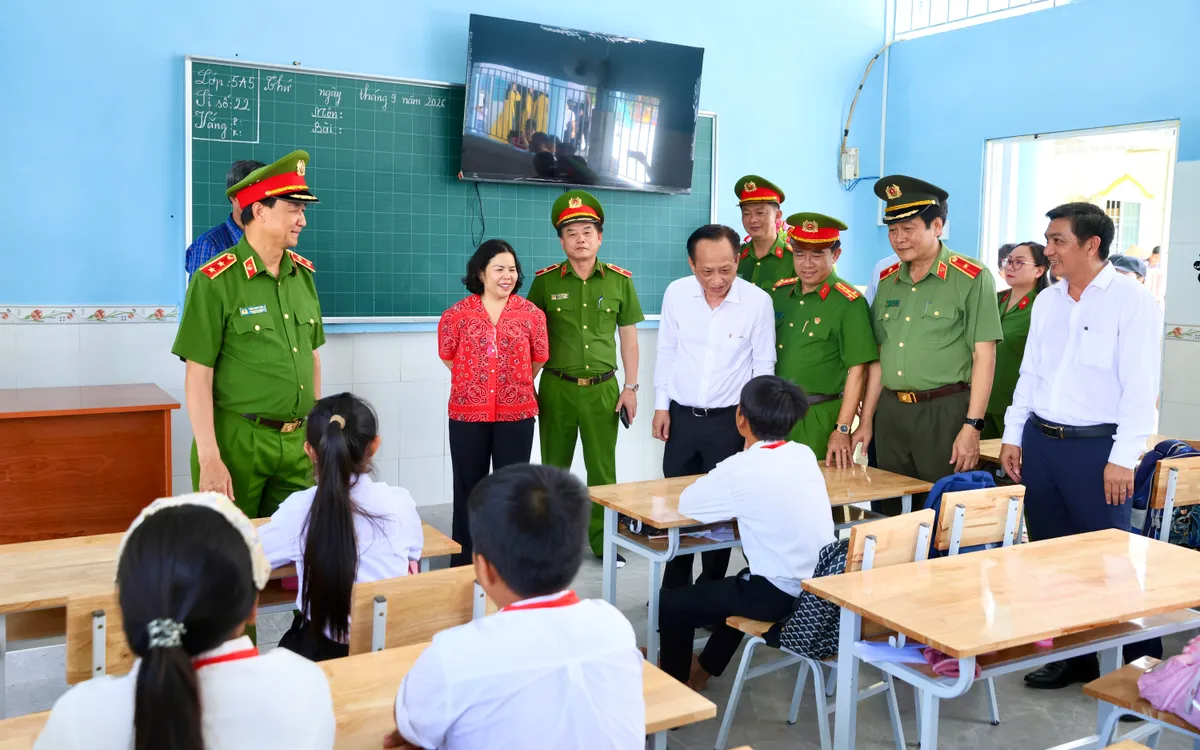 Đoàn tham quan một lớp học tại điểm Trường Tiểu học Phong Thạnh tại khóm 23, phường Giá Rai.