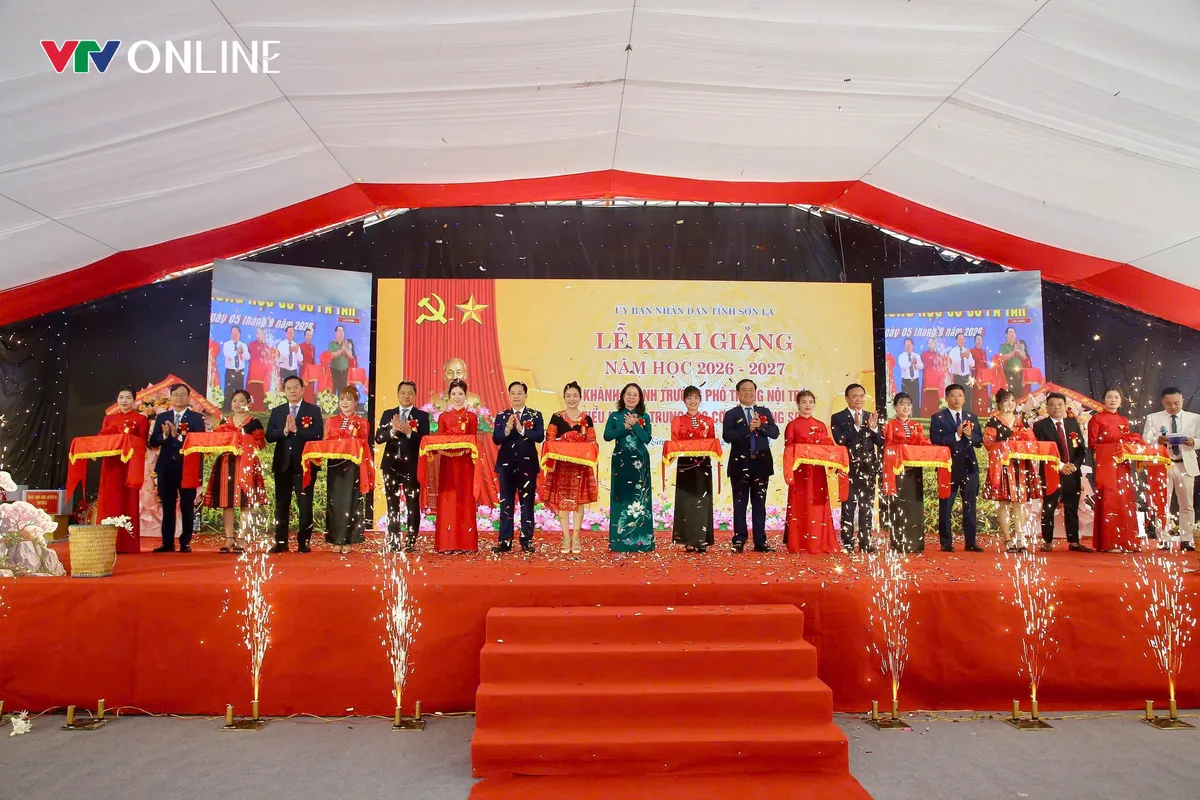 Ph&oacute; Chủ tịch nước V&otilde; Thị &Aacute;nh Xu&acirc;n dự khai giảng tại trường nội tr&uacute; v&ugrave;ng bi&ecirc;n Sơn La - Ảnh 5.