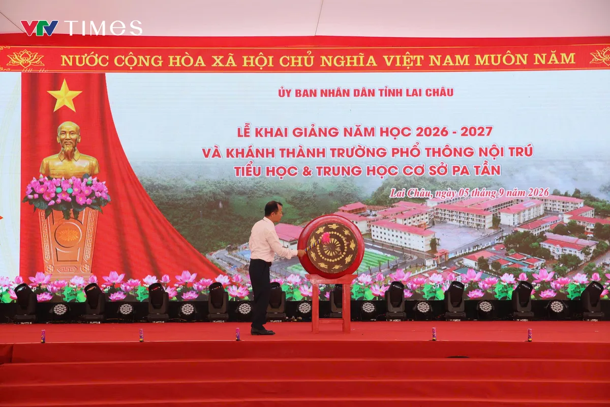 Gửi con vào trường mới, cha mẹ vùng biên trọn niềm vui - Ảnh 7.