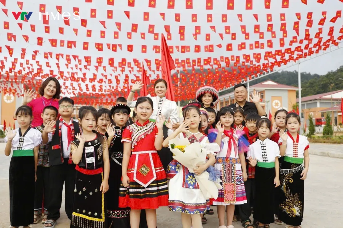 Gửi con vào trường mới, cha mẹ vùng biên trọn niềm vui - Ảnh 2.