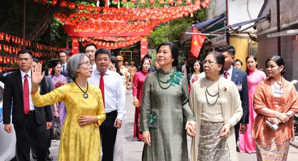 Phu nhân Tổng Bí thư, Chủ tịch nước Tô Lâm và Phu nhân Tổng thống Myanmar thăm làng lụa Vạn Phúc- Ảnh 2.