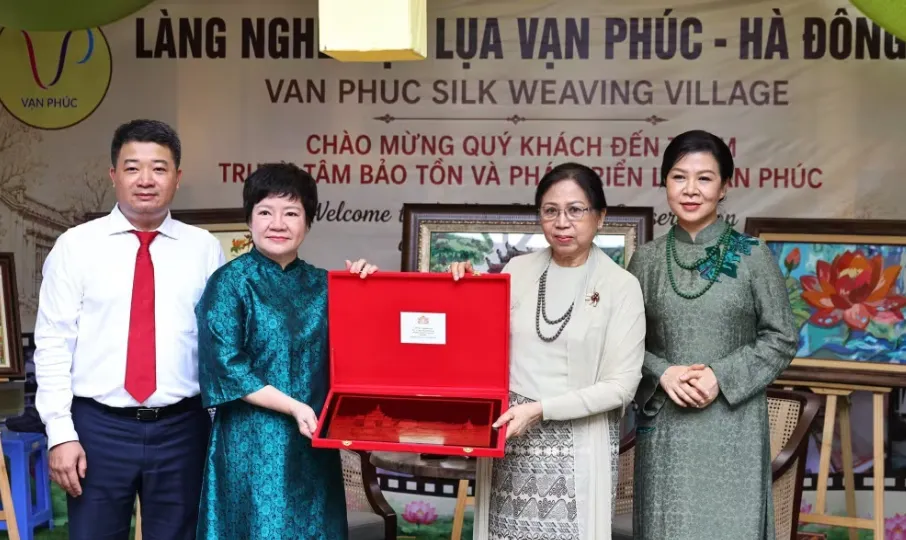 Phu nhân Tổng Bí thư, Chủ tịch nước Tô Lâm và Phu nhân Tổng thống Myanmar thăm làng lụa Vạn Phúc- Ảnh 3.