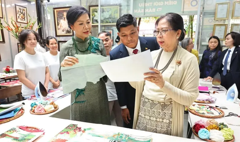 Phu nhân Tổng Bí thư, Chủ tịch nước Tô Lâm và Phu nhân Tổng thống Myanmar thăm làng lụa Vạn Phúc- Ảnh 1.