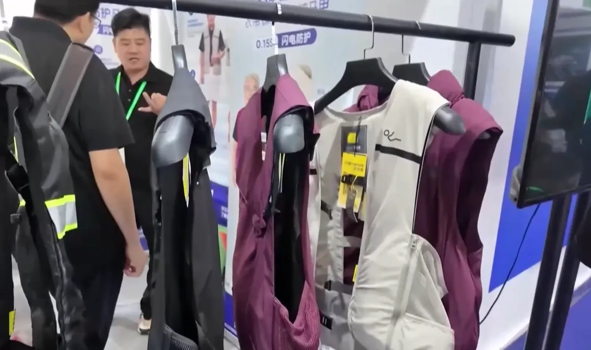 Trung Quốc giới thiệu áo phao khí bảo vệ người cao tuổi khi té ngã- Ảnh 1.
