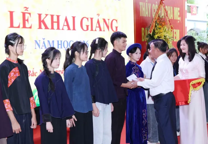 Thường trực Ban Bí thư Trần Cẩm Tú dự Lễ khai giảng năm học mới tại Bắc Ninh - Ảnh 3.