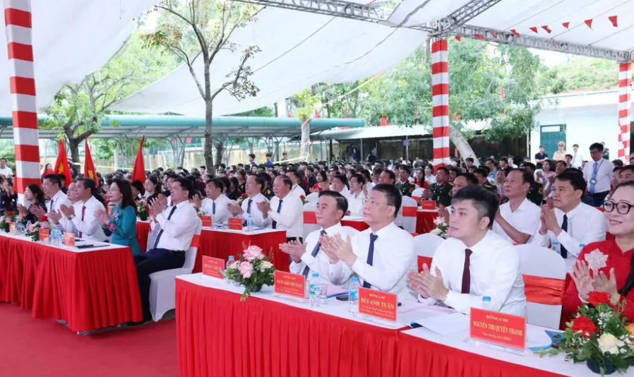Thường trực Ban Bí thư Trần Cẩm Tú dự Lễ khai giảng năm học mới tại Bắc Ninh - Ảnh 2.