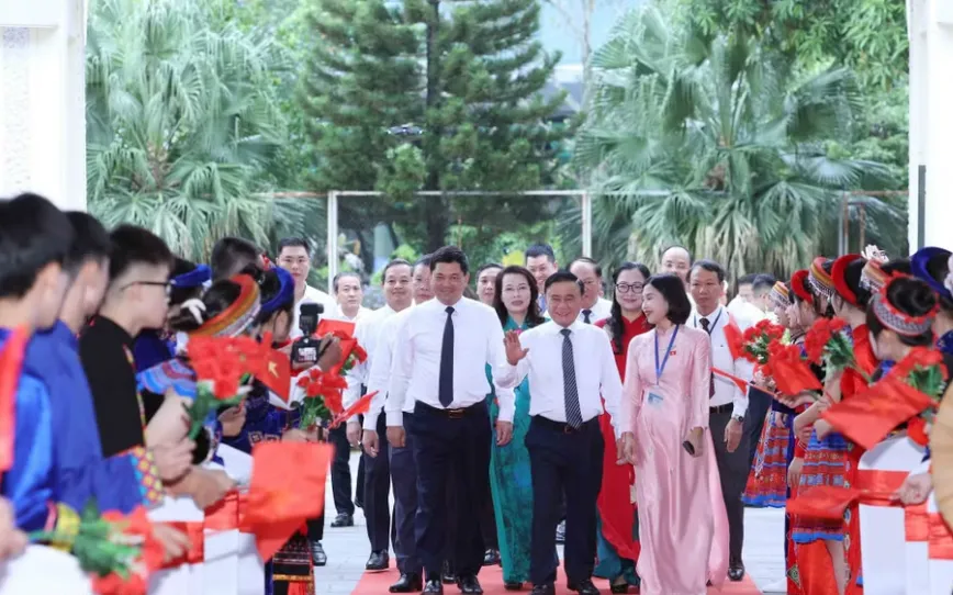 Thường trực Ban Bí thư Trần Cẩm Tú dự Lễ khai giảng năm học mới tại Bắc Ninh - Ảnh 1.