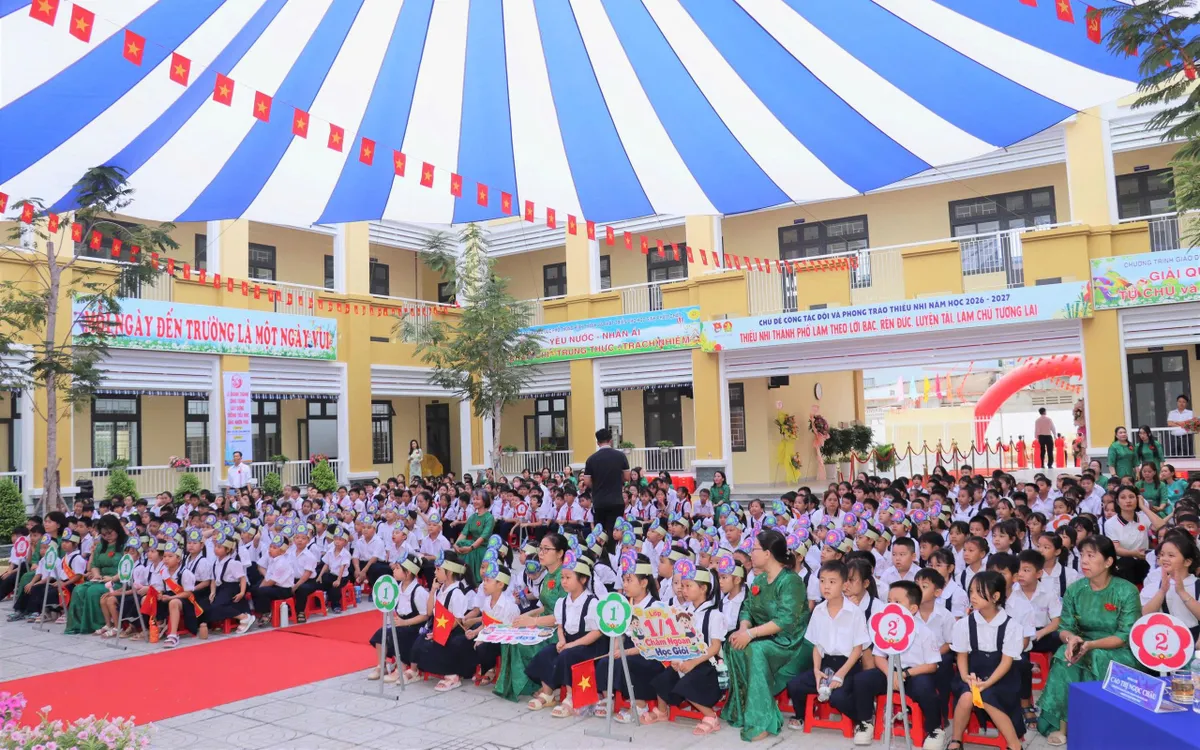 Công trình Trường Tiểu học Tăng Nhơn Phú góp phần thực hiện chiến dịch 150 ngày đêm, đưa 1.027 phòng học mới của TP Hồ Chí Minh vào sử dụng.
