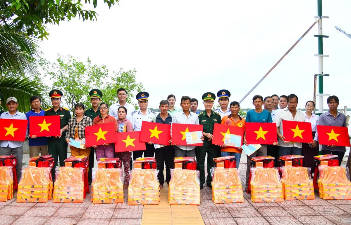 Bộ Tư lệnh V&ugrave;ng Cảnh s&aacute;t biển 3: Quyết liệt c&aacute;c giải ph&aacute;p chống khai th&aacute;c IUU - Ảnh 4.